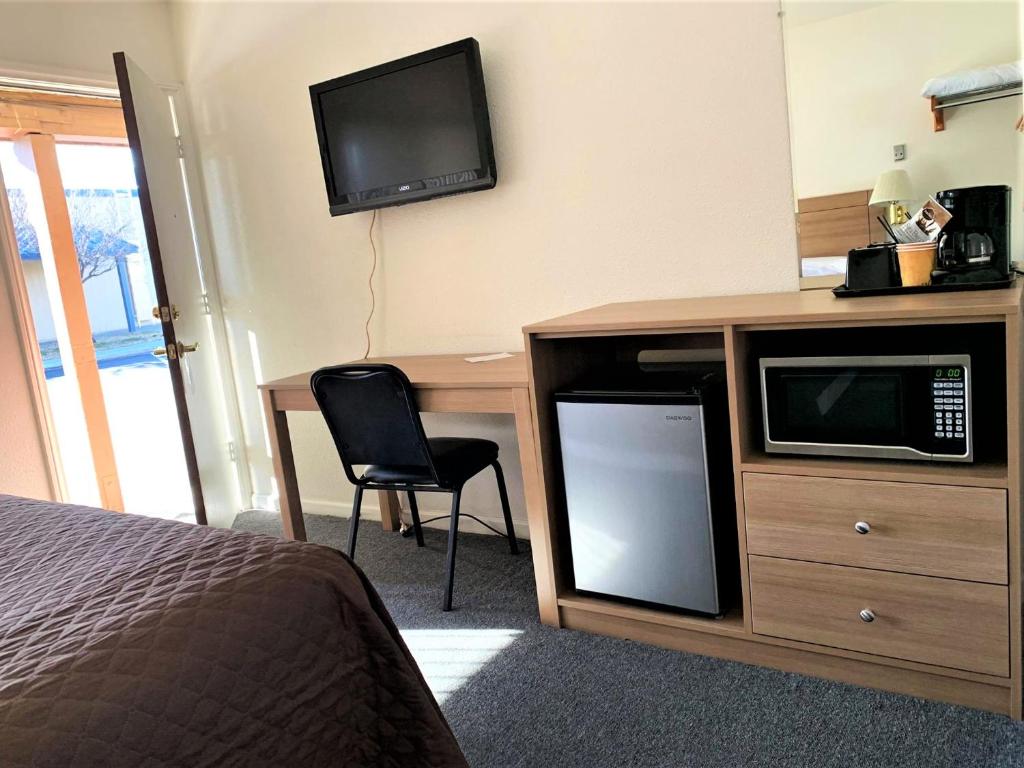 Bristlecone Motel - Queen Room