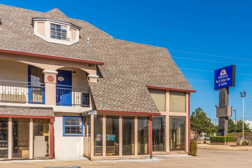 un edificio con una señal de estacionamiento delante de él en Econo Lodge Inn & Suites en Oklahoma City