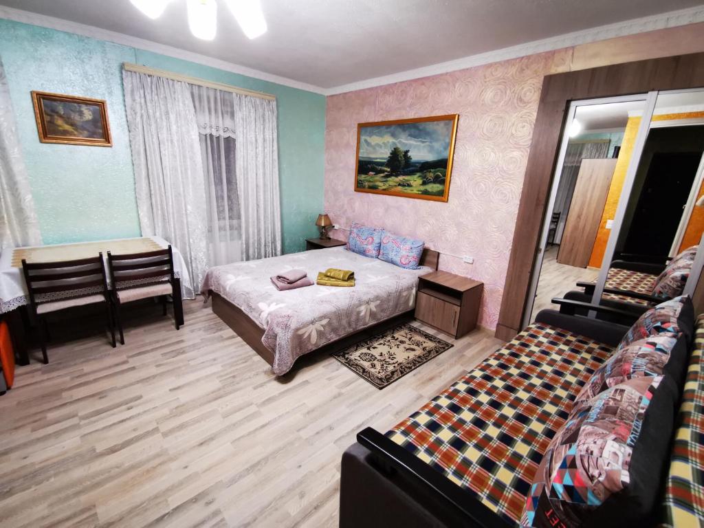 Cama ou camas em um quarto em Міні КВАРТАЛ