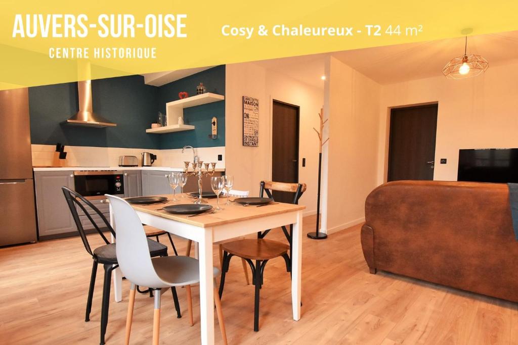 jadalnia z białym stołem i krzesłami w obiekcie LA LOGE DU MONTCEL - T2 -1er étage w mieście Auvers-sur-Oise