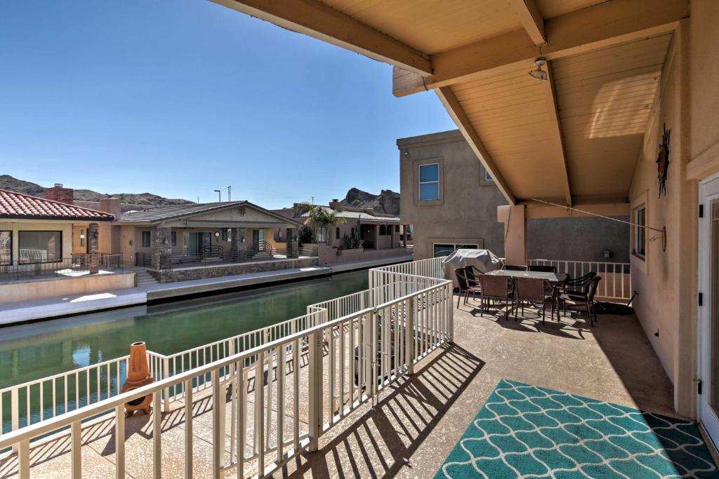 - un balcon d'une maison avec une piscine dans l'établissement Canalfront Family Home with Private 50-Foot Dock!, à Parker