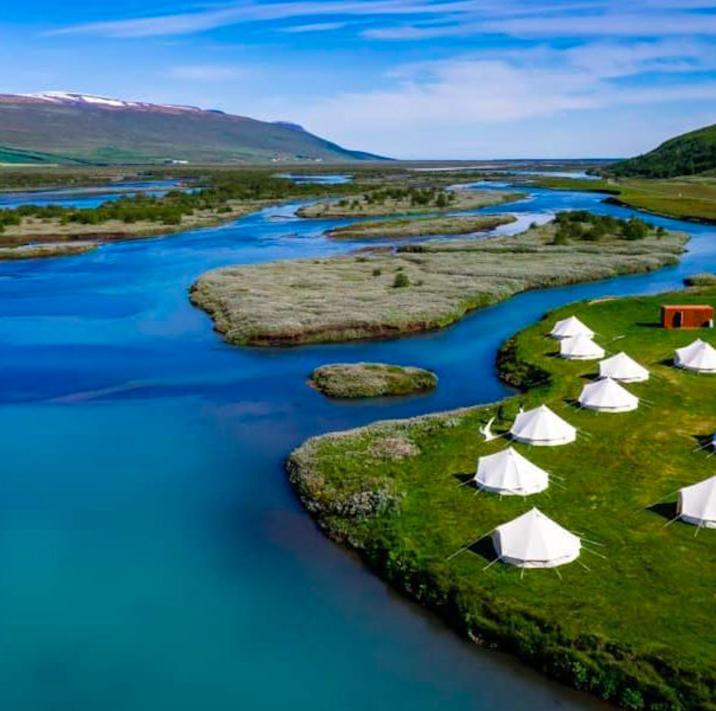 AðaldalurにあるCamp Boutique - Original Northの川の島の白いテント群