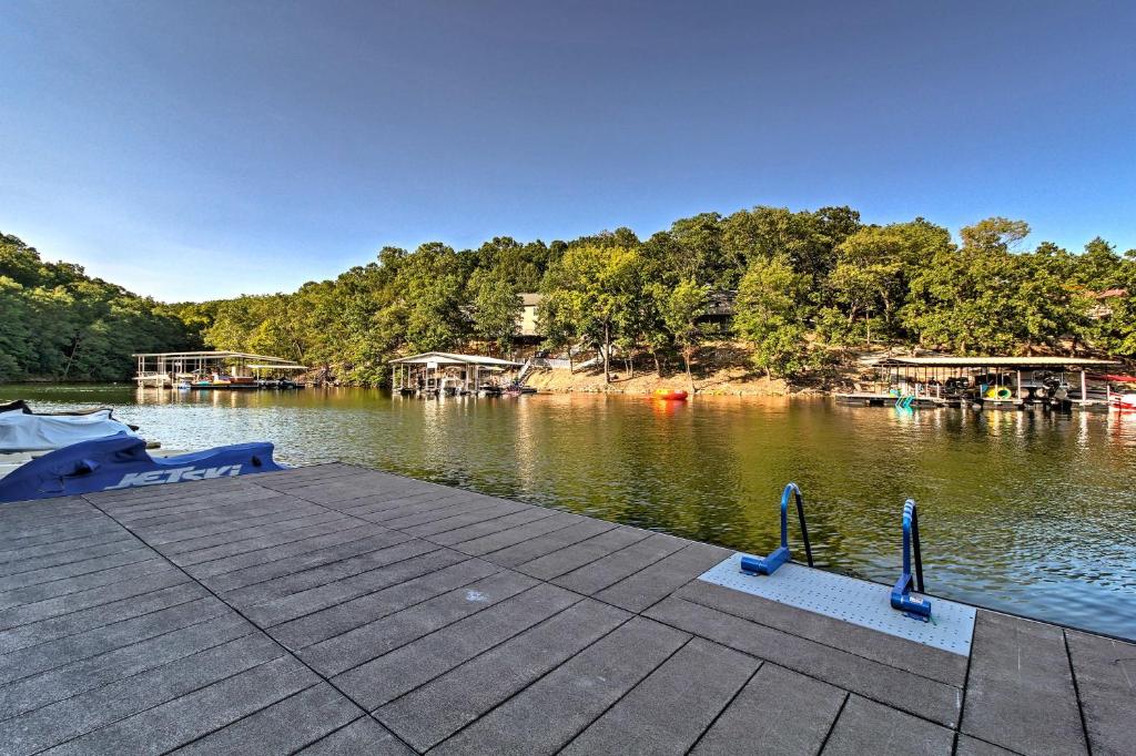 Waterfront Lake Ozark Condo with Balcony and Pool, Lake Ozark (updated