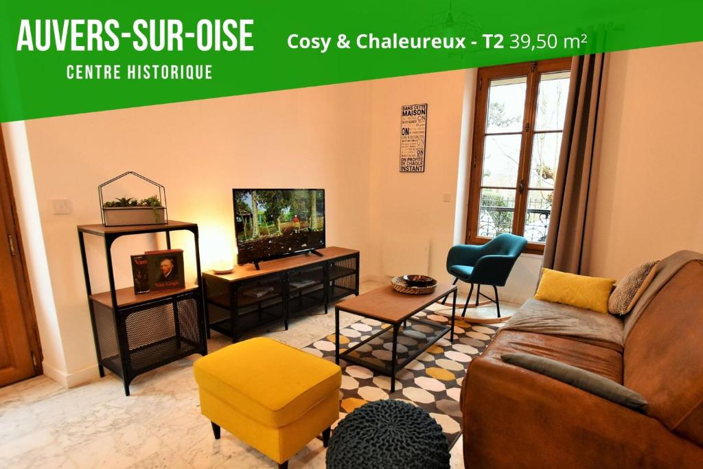 uma sala de estar com um sofá e uma televisão em LE COTTAGE AUVERSOIS - Rdc -T2 - em Auvers-sur-Oise