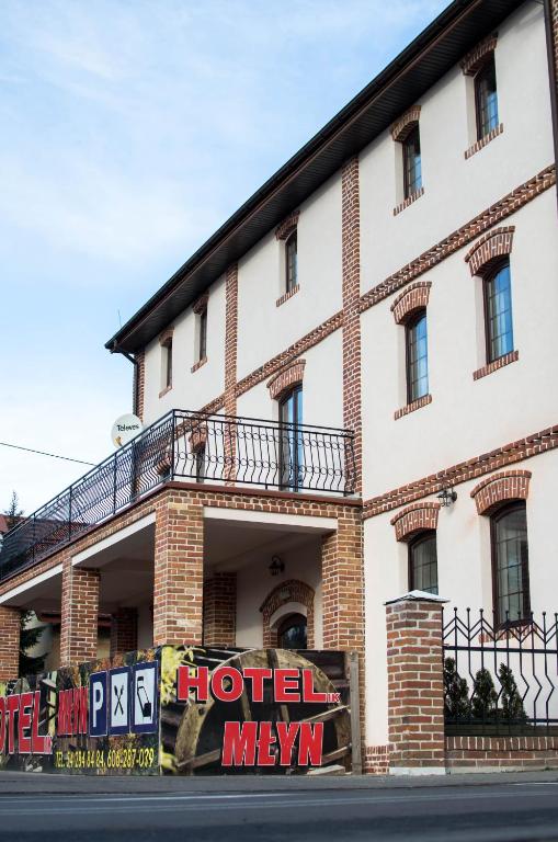 a building with a hotel maym sign in front of it at Gościniec Młyn in Chodecz