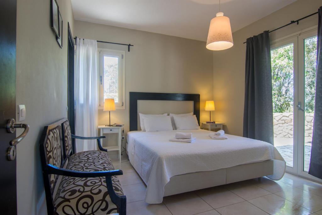 Postel nebo postele na pokoji v ubytování Villa Elaia Suites & Apartments No.5