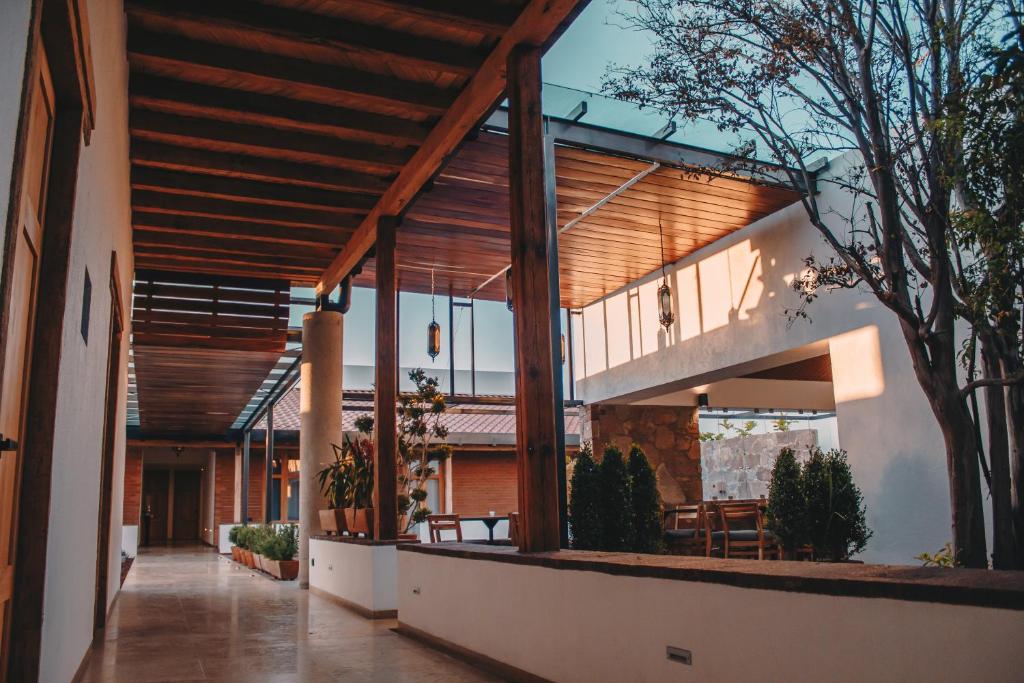 - une vue extérieure sur une maison dotée d'un toit en bois dans l'établissement Hotel Casa Iturbe, à Zitácuaro