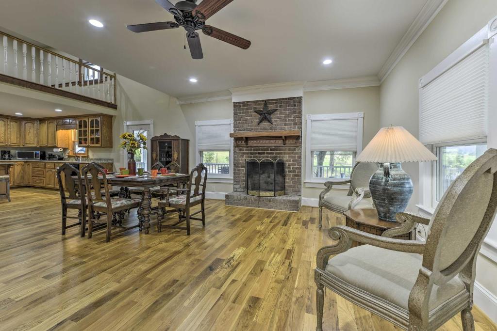 Posezení v ubytování Remodeled Pittsboro Farmhouse Sitting on 220 Acres