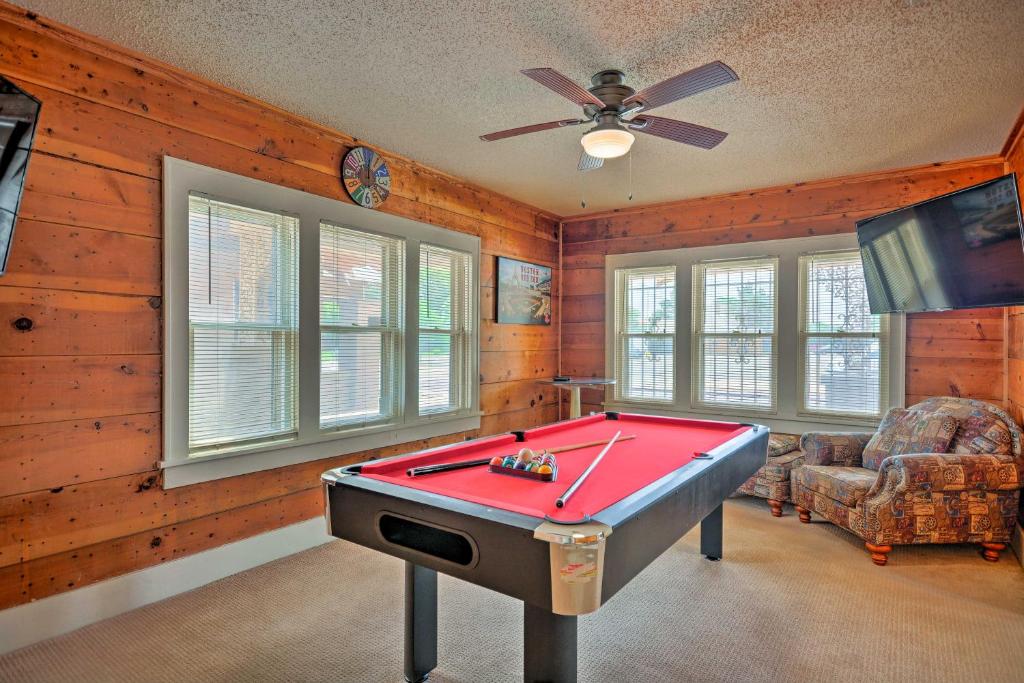 Biliár nebo kulečník v ubytování Inviting Lubbock Home More Than 1 Mi to Downtown