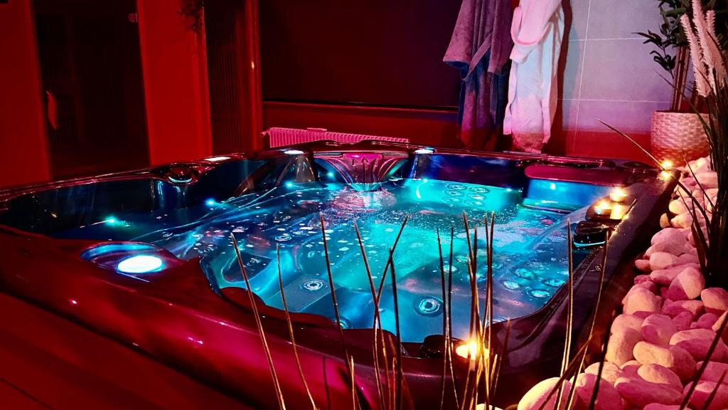 wanna z hydromasażem z niebieskimi światłami w pokoju w obiekcie Suite avec Jacuzzi et Sauna Privée w mieście Évreux