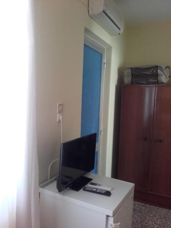 TV a/nebo společenská místnost v ubytování Rooms Apostolis