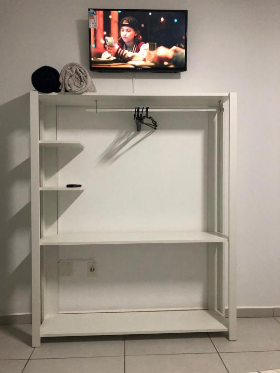 TV a/nebo společenská místnost v ubytování Kitnet 1 mobiliada no centro de Torres a 600m da Praia Grande