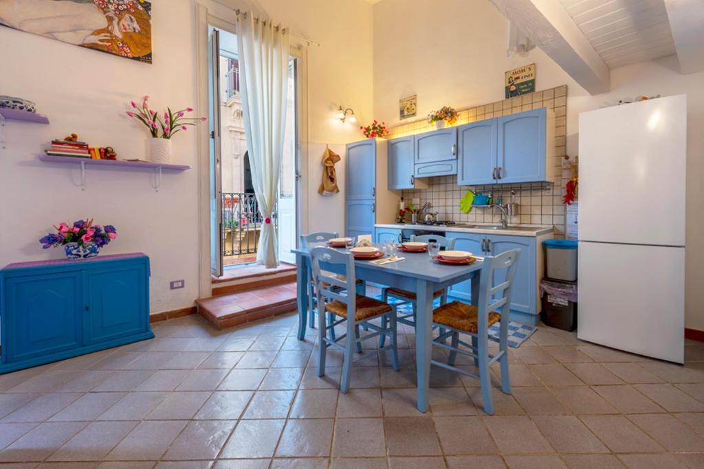 シラクーサにあるCasa Azzurraのキッチン(青いテーブル、冷蔵庫付)