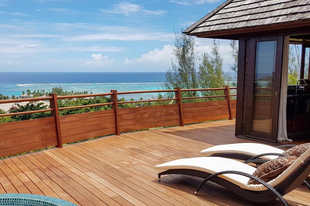 a deck with chairs and a view of the ocean at Villa Tea Tea in Papetoai