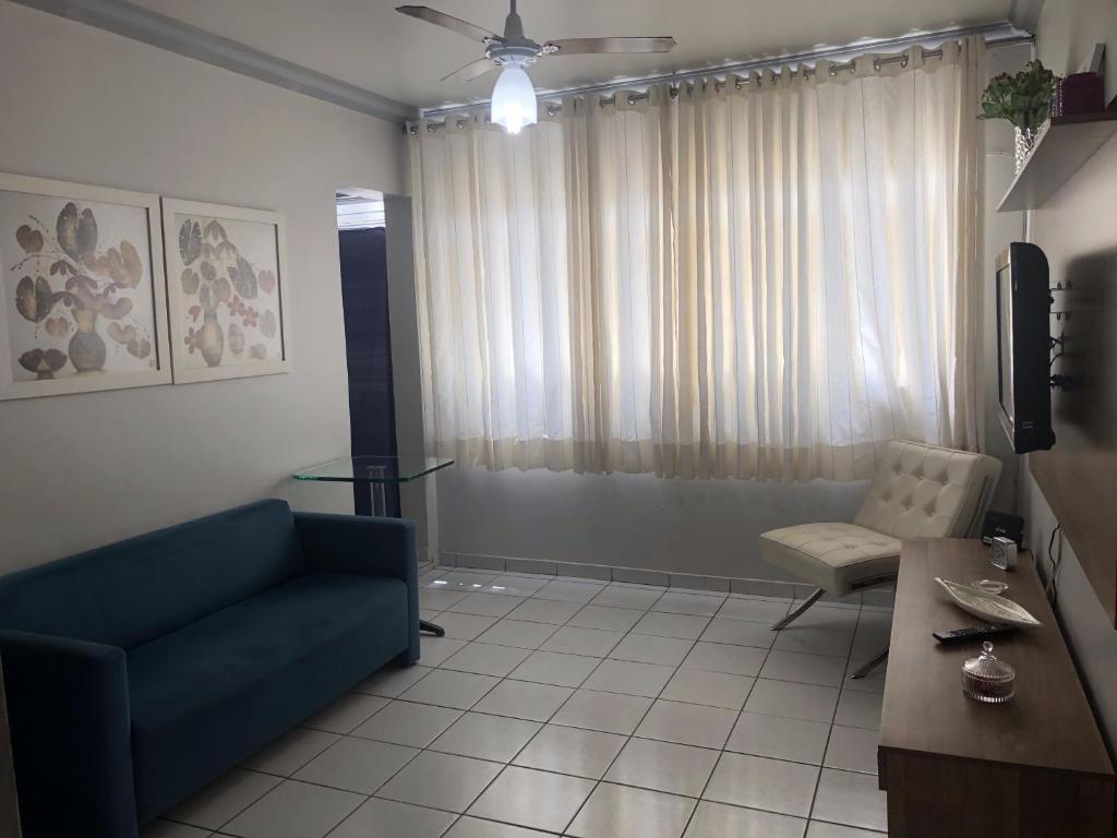 sala de estar con sofá azul y mesa en Apt. Completo em Recife, Boa Viagem - 2 qts - p/ 5 pessoas - 200m da praia, en Recife