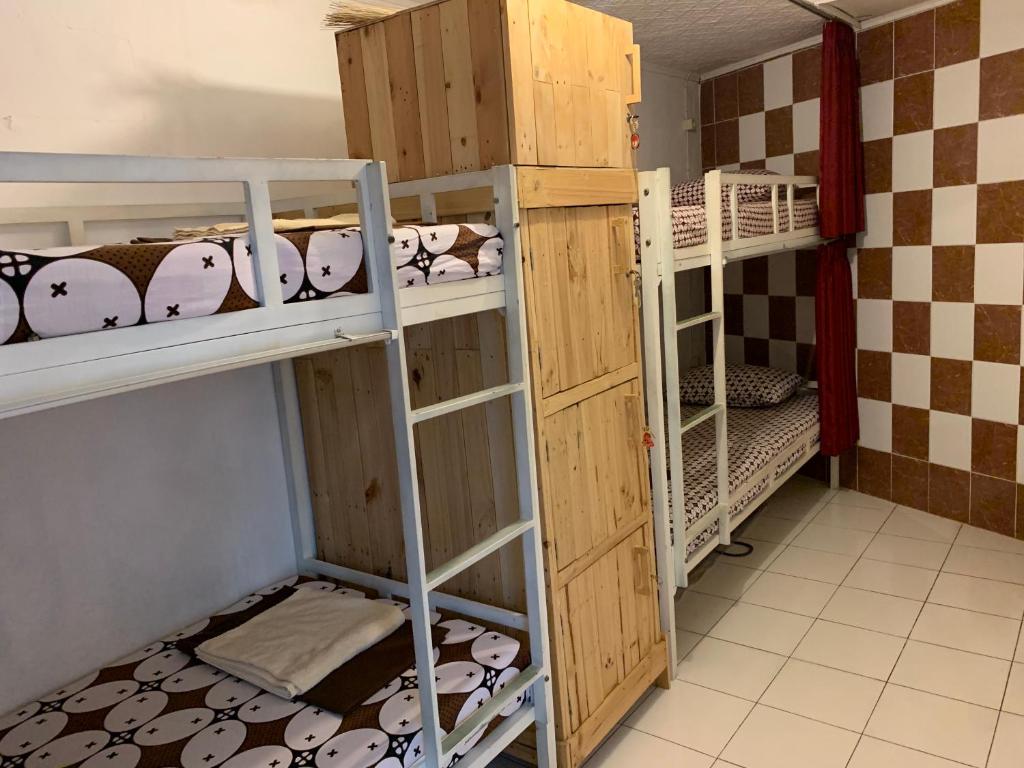 Palanda nebo palandy na pokoji v ubytování Omah Ndhelik