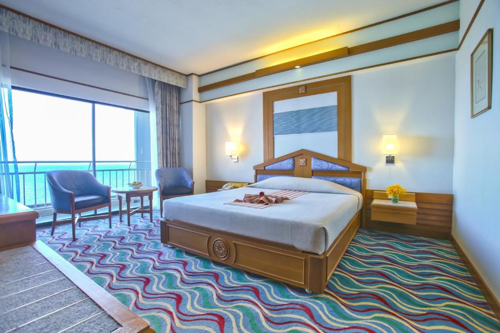 Postel nebo postele na pokoji v ubytování Asia Cha-am Hotel