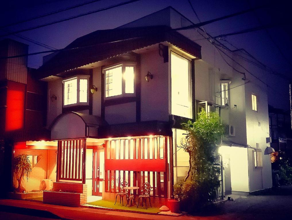 a house with a table in front of it at night at 自遊人の宿 in Odawara