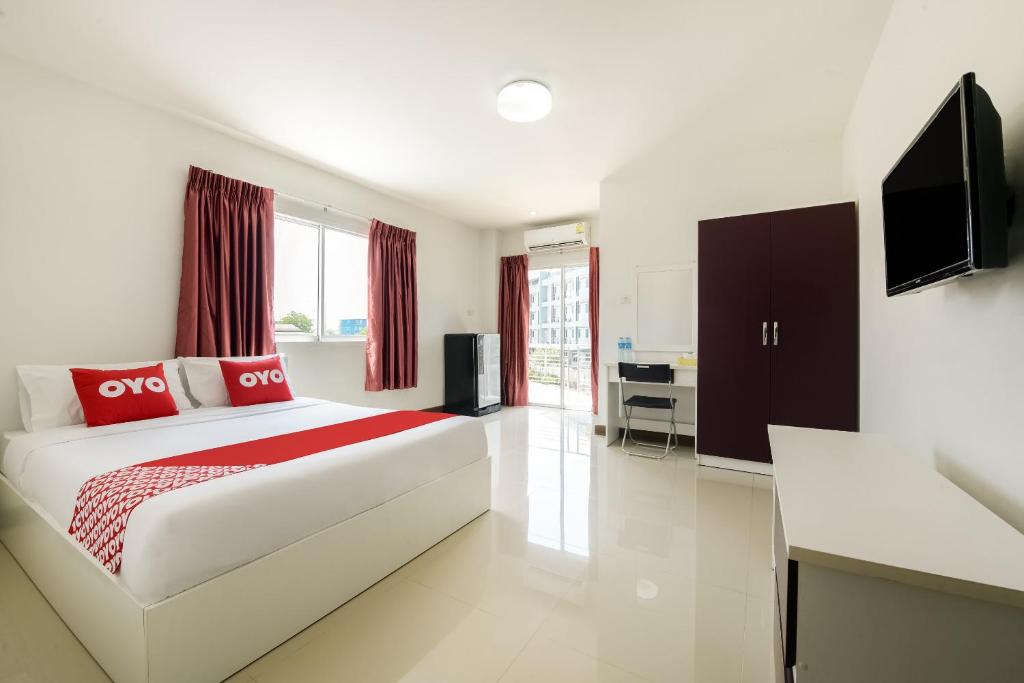 1 dormitorio con cama y escritorio. en OYO 350 Mae Saeng Place, en Si Racha