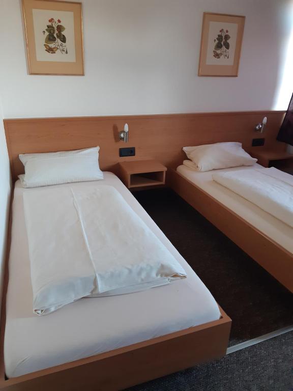 Кровать или кровати в номере Pension Benedikt