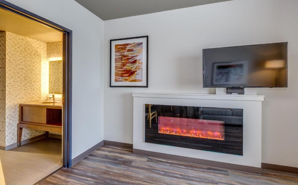 Holiday Inn & Suites Bellingham by IHG photo