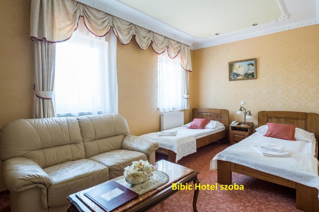 A bed or beds in a room at Hotel Bíbic és Tüskevár Étterem és Horgásztó