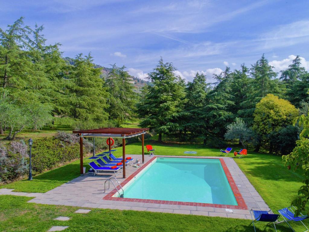 - une piscine dans une cour avec un kiosque dans l'établissement Belvilla by OYO Fontocchio, à Cortone