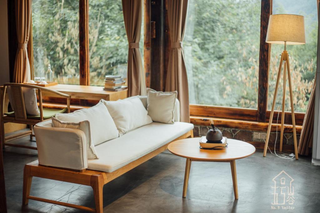 No.5 Valley Lodge - Deluxe Double Room With 270° Valley And Pool View
