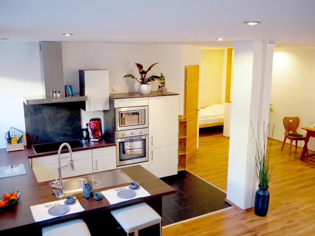 uma sala de estar com uma cozinha com um fogão em Apartment Loidl Ebensee em Ebensee