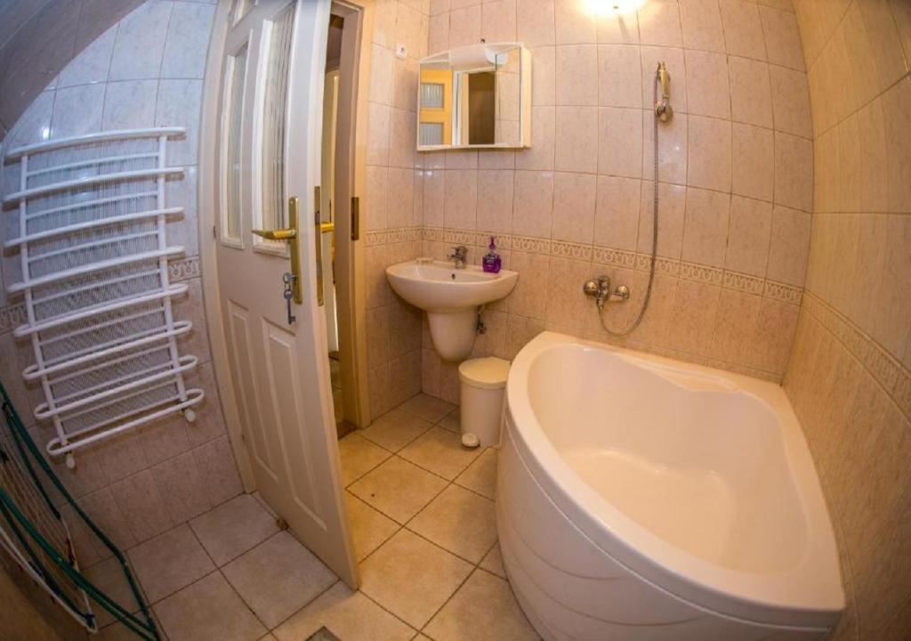 Kúpeľňa v ubytovaní Aqua Line Apartmanház