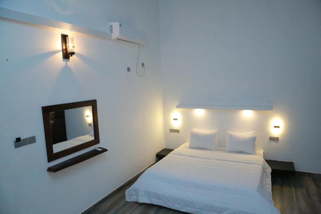 Postel nebo postele na pokoji v ubytování Midigama Holiday Inn