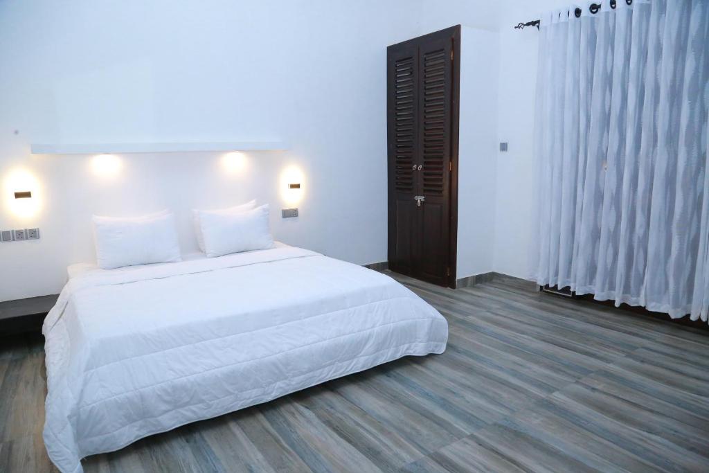 Postel nebo postele na pokoji v ubytování Midigama Holiday Inn