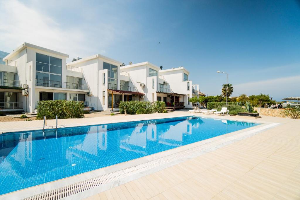 Bazén v ubytování Spacious Two-Bedroom Apartment with Sea View B4 nebo v jeho okolí
