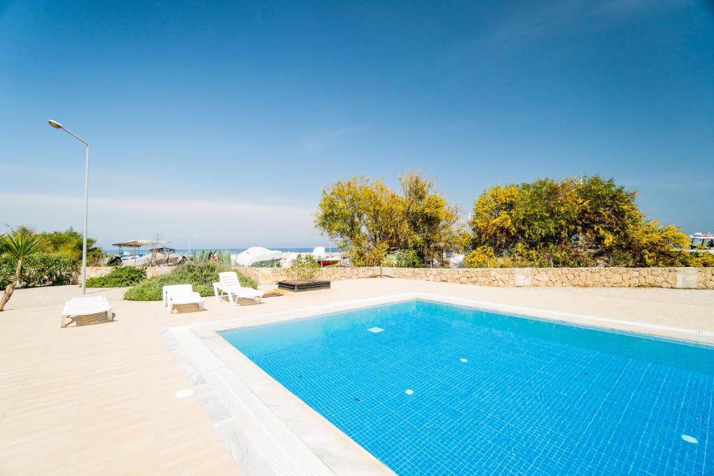 Bazén v ubytování Spacious Two-Bedroom Apartment with Sea View B4 nebo v jeho okolí
