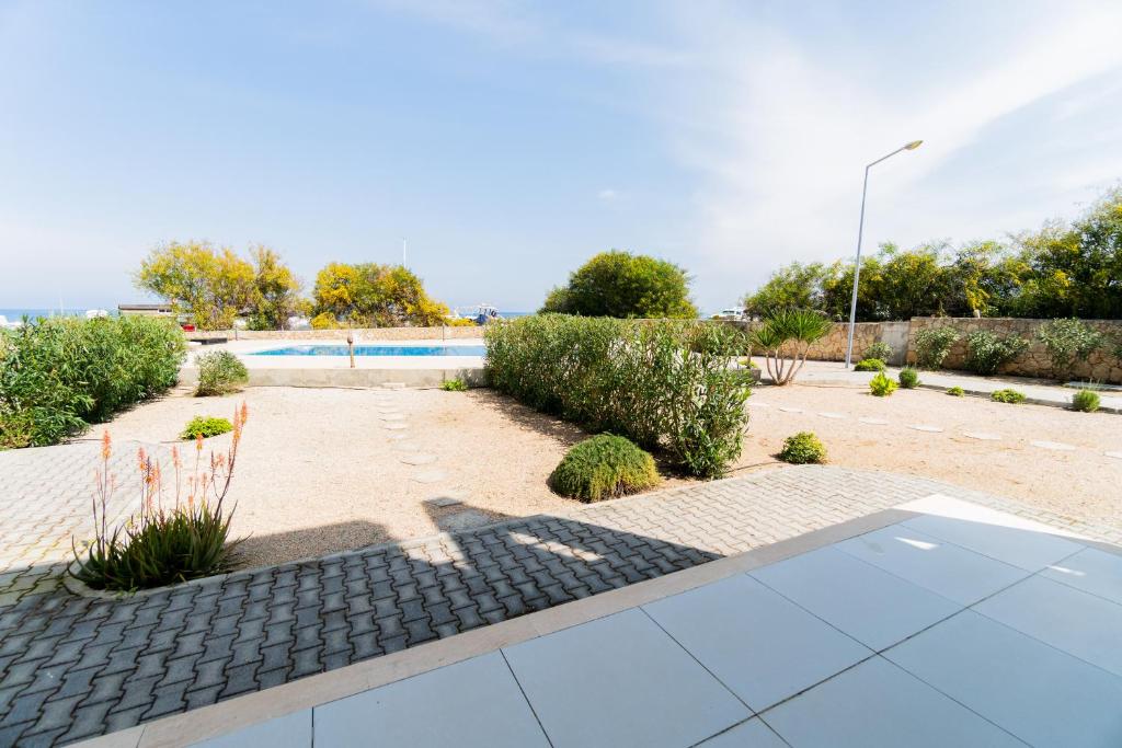 Bazén v ubytování Spacious Two-Bedroom Apartment with Sea View B4 nebo v jeho okolí
