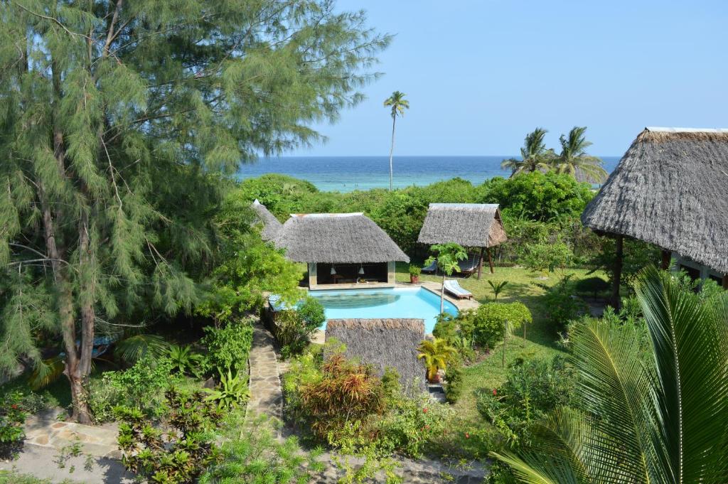 una vista aérea de un complejo con piscina y el océano en Coast Sun Gardens Cottage en Msambweni