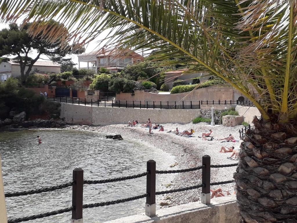 バンドールにあるBandol nature et loisirs: Parking/ Piscineの浜辺に横たわる人々