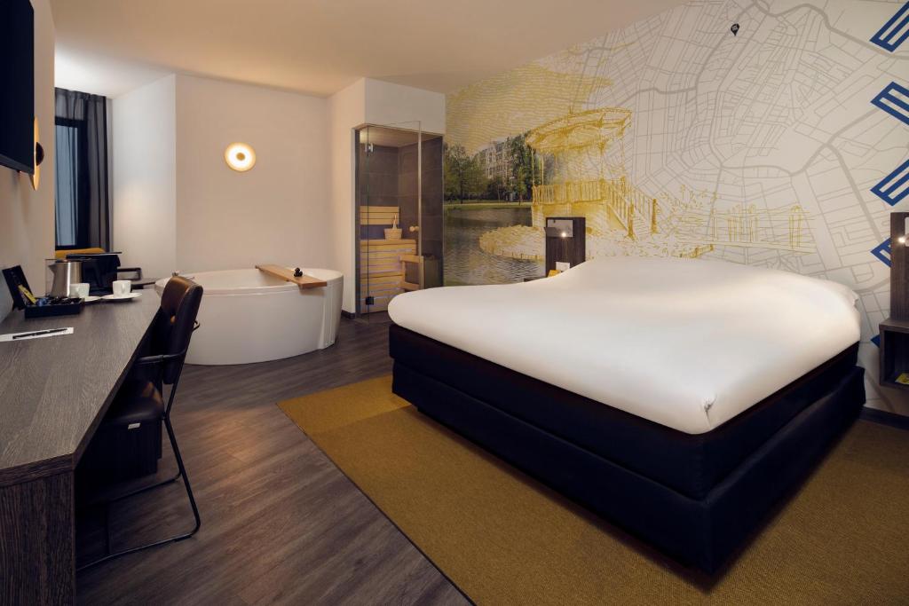 
Inntel Hotels Amsterdam Centre tesisinde bir odada yatak veya yataklar
