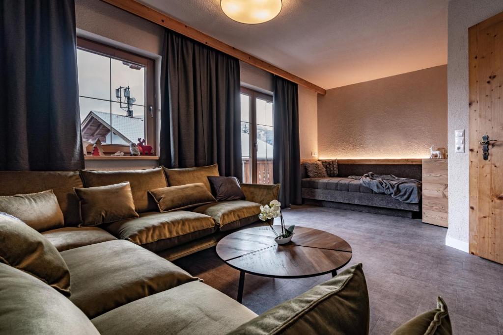 Zellberg的住宿－Alpin View，客厅配有沙发和桌子