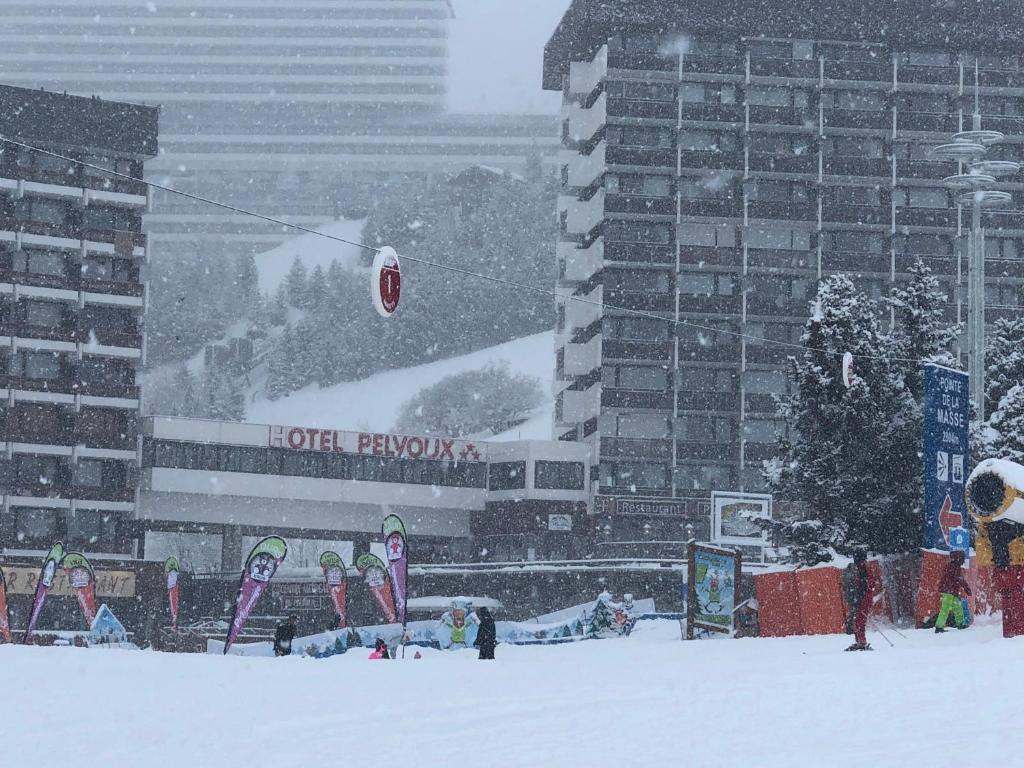 レ・メニュアールにあるHotel Le Pelvouxのホテル前の雪の集団