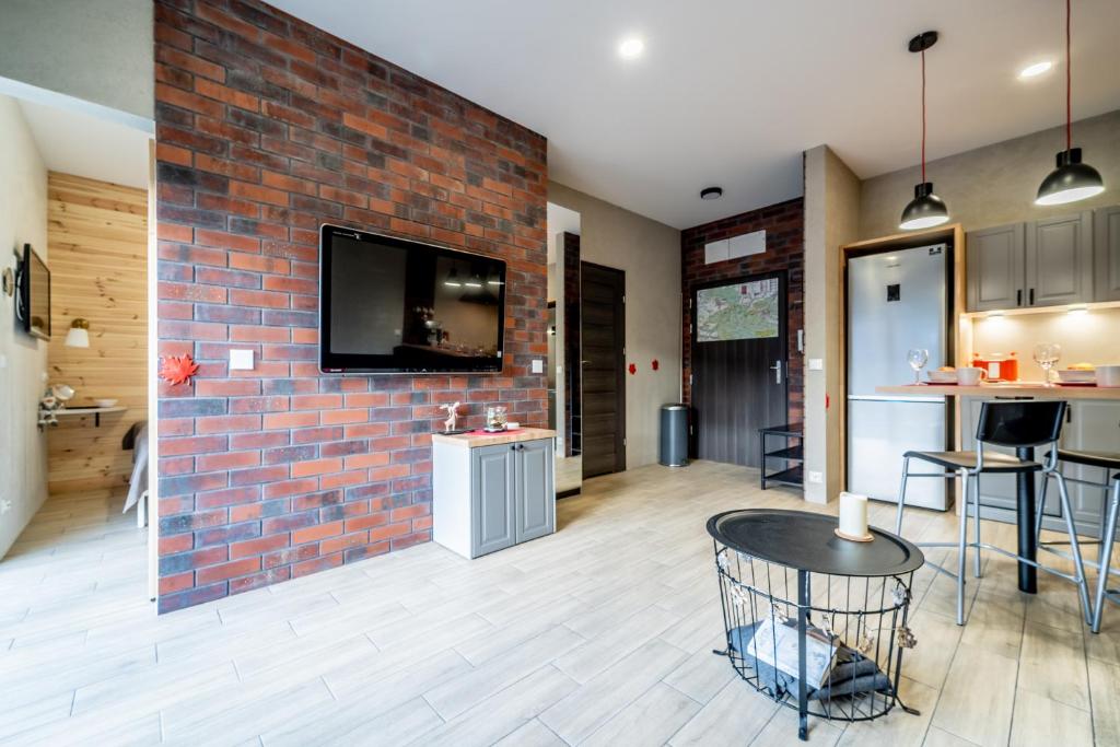 Kuchyňa alebo kuchynka v ubytovaní Apartamenty Pod Gondola Świeradów