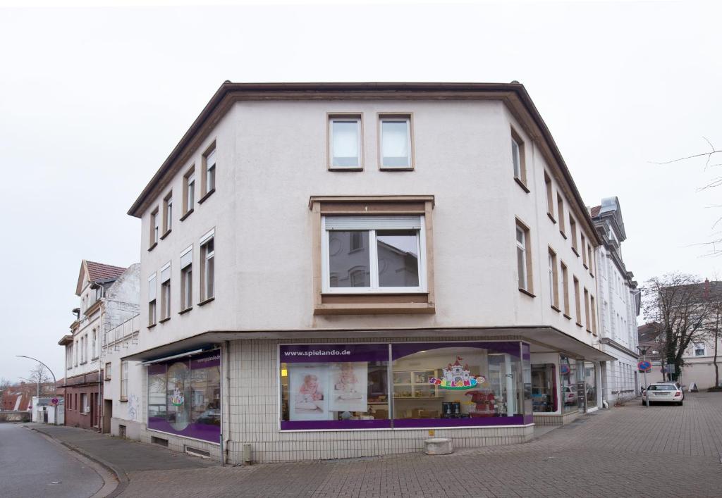 um edifício branco ao lado de uma rua em Moderne Wohnung in der Innenstadt von Bad Oeynhausen em Bad Oeynhausen
