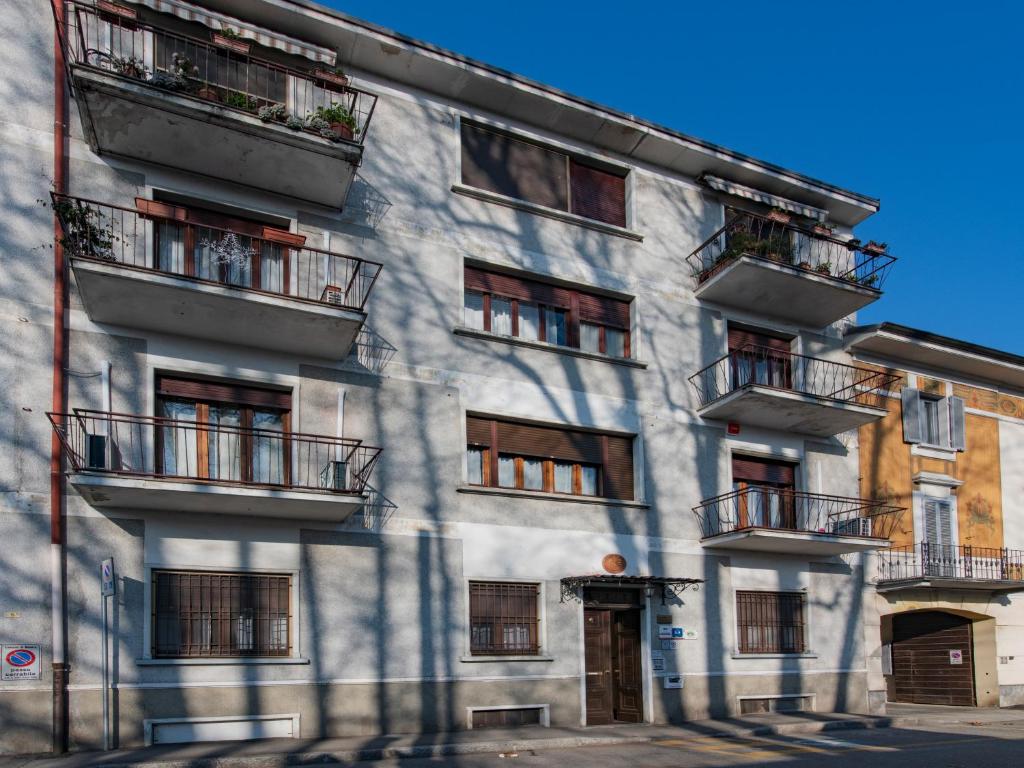 um edifício de apartamentos com varandas numa rua da cidade em Il Broletto B&B em Novara