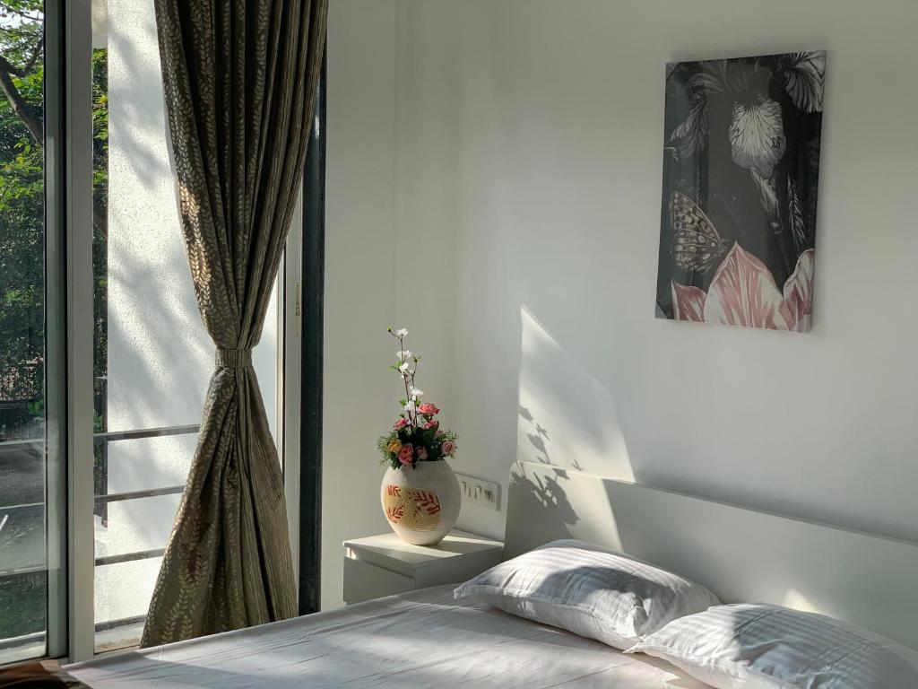 Katil atau katil-katil dalam bilik di Bendre's Holiday Home & Lawns-Karla