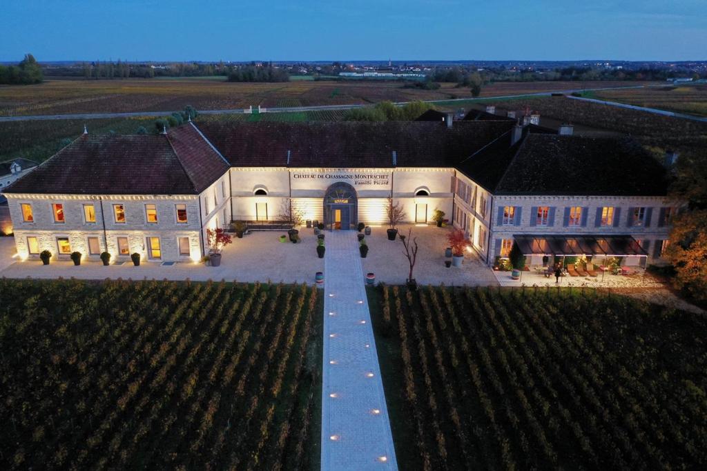 una vista aérea de un gran edificio con patio en Chateau de Chassagne-Montrachet, en Chassagne-Montrachet