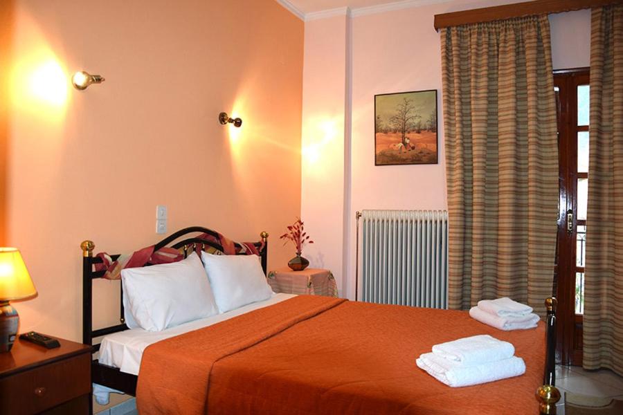 1 dormitorio con 1 cama con 2 toallas en Sfaragoulias Inn en Kalavrita