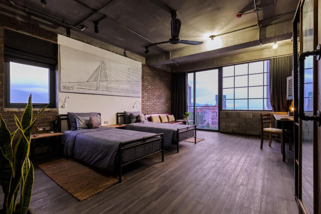Postel nebo postele na pokoji v ubytování Bridges Danang Boutique Hotel