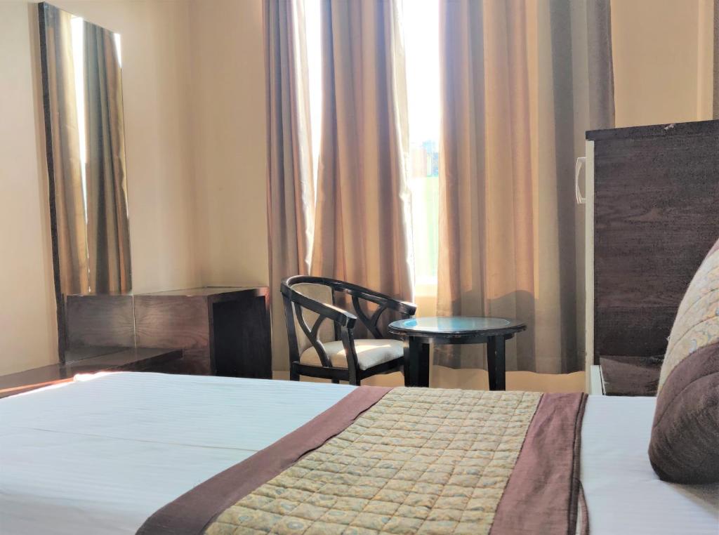Postel nebo postele na pokoji v ubytování Raj Mahal Inn