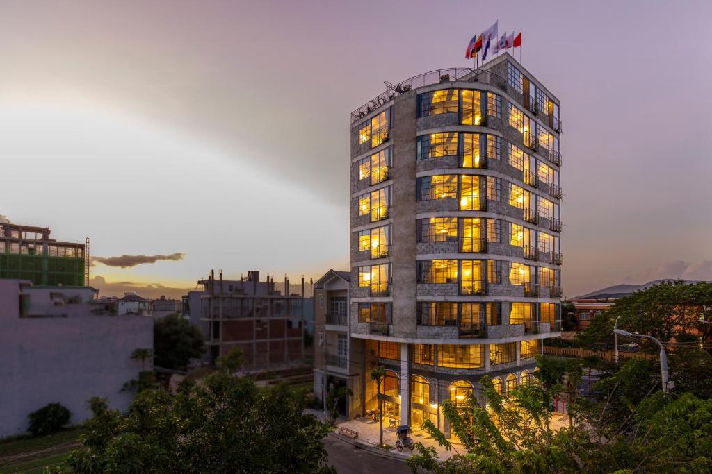 ein hohes Gebäude mit Licht in einer Stadt in der Unterkunft Bridges Danang Boutique Hotel in Đà Nẵng