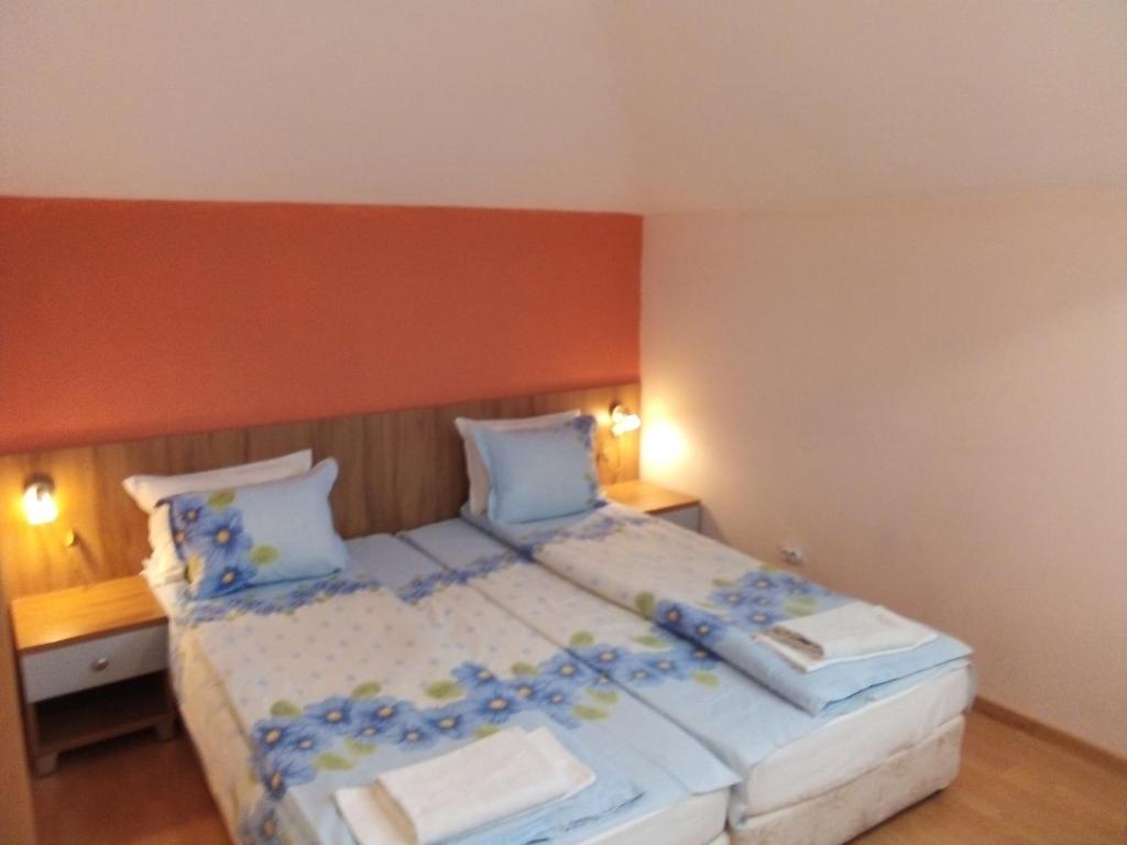 Postel nebo postele na pokoji v ubytování Aleks Guest House